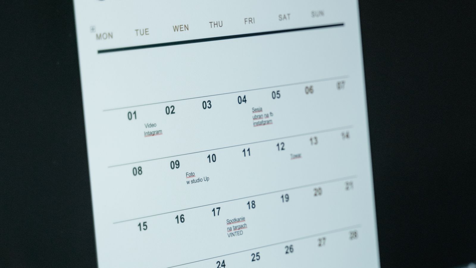 Un calendario mensile su uno schermo, con alcune attività scritte nelle caselle dei giorni